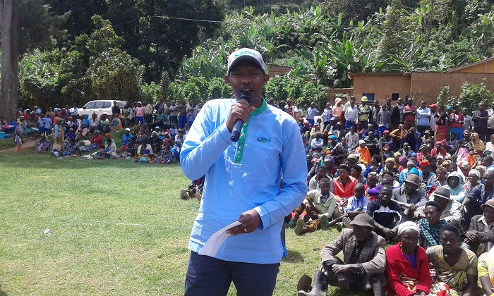 Munyazikwiye Faustin, Umuyobozi mukuru wungirije wa REMA yigisha abaturage uko bagomba kurinda umwuka bahumeka