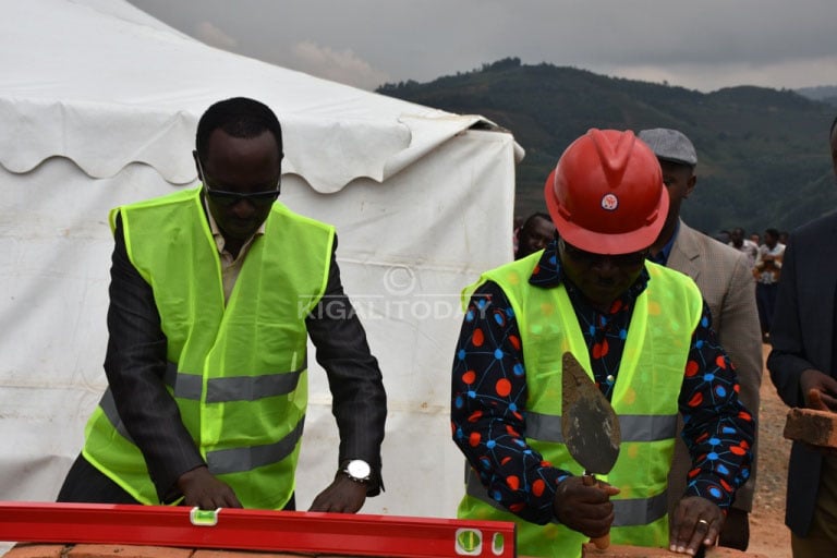 Umunyamabanga wa Leta muri MINALOC, Munyeshyaka na Guverineri Munyantwari bashyira ibuye ry'ifatizo ahari kubakwa umudugudu w'icyitegererezo wa Rugabano