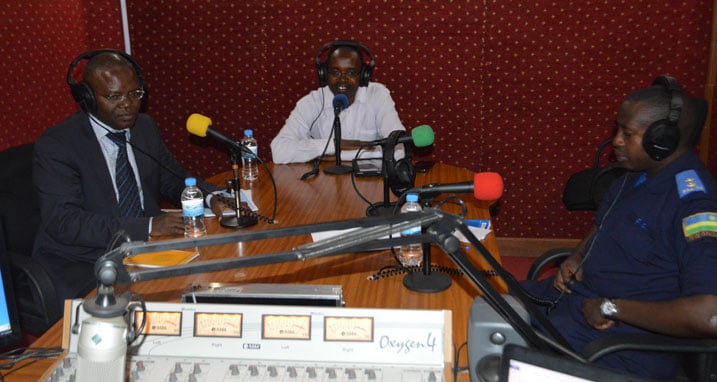 Mupiganyi Apollinaire (Transparency International), Ngendahimana Ladislas (MINALOC), IP Nizigiyimana Philippe (Police) mu kiganiro na KT Radio.