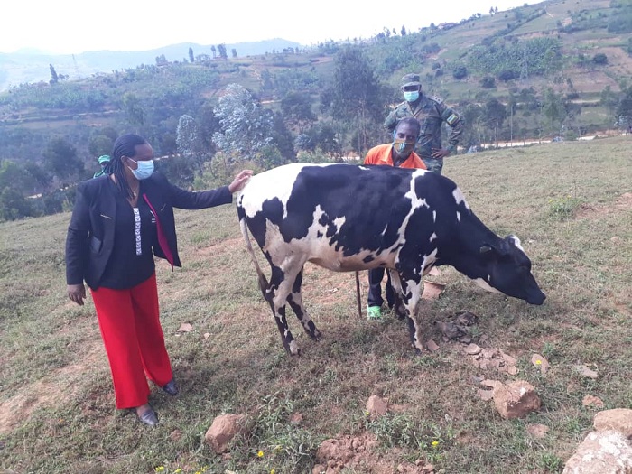 Abaturage bahawe inzu bo mu murenge wa Murambi bagabiwe n'inka 