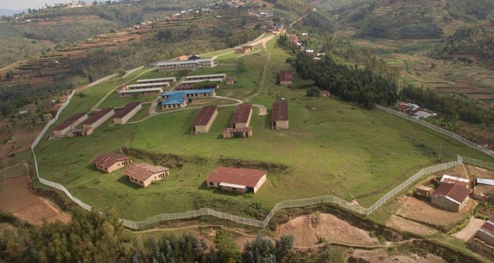 Umusozi wa Murambi ukikijwe n'indi misozi miremire, bikaba byaratumye n'uwavaga muri iki kigo ahunga byamugoye gucika abari ku misozi bamubonaga ahunga