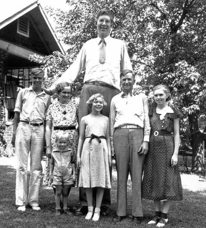 Robert Wadlow n'umuryango we harimo n'ababyeyi be