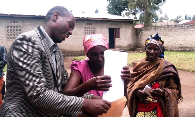 Murenzi Janvier ashyikiriza abaturage bimuwe ibyangombwaby