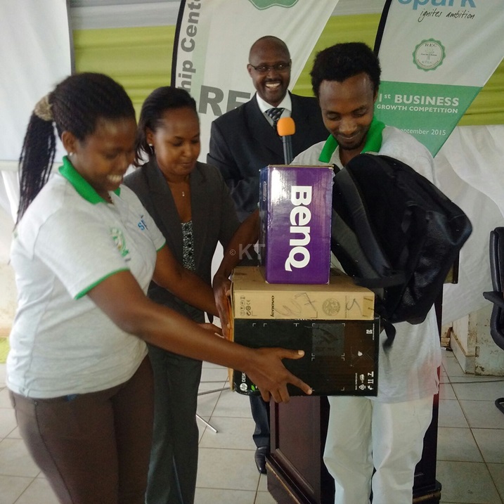 Murenzi mu bihembo yahawe arimo umudasobwa, modem ya 4G, Scanner na Projector.