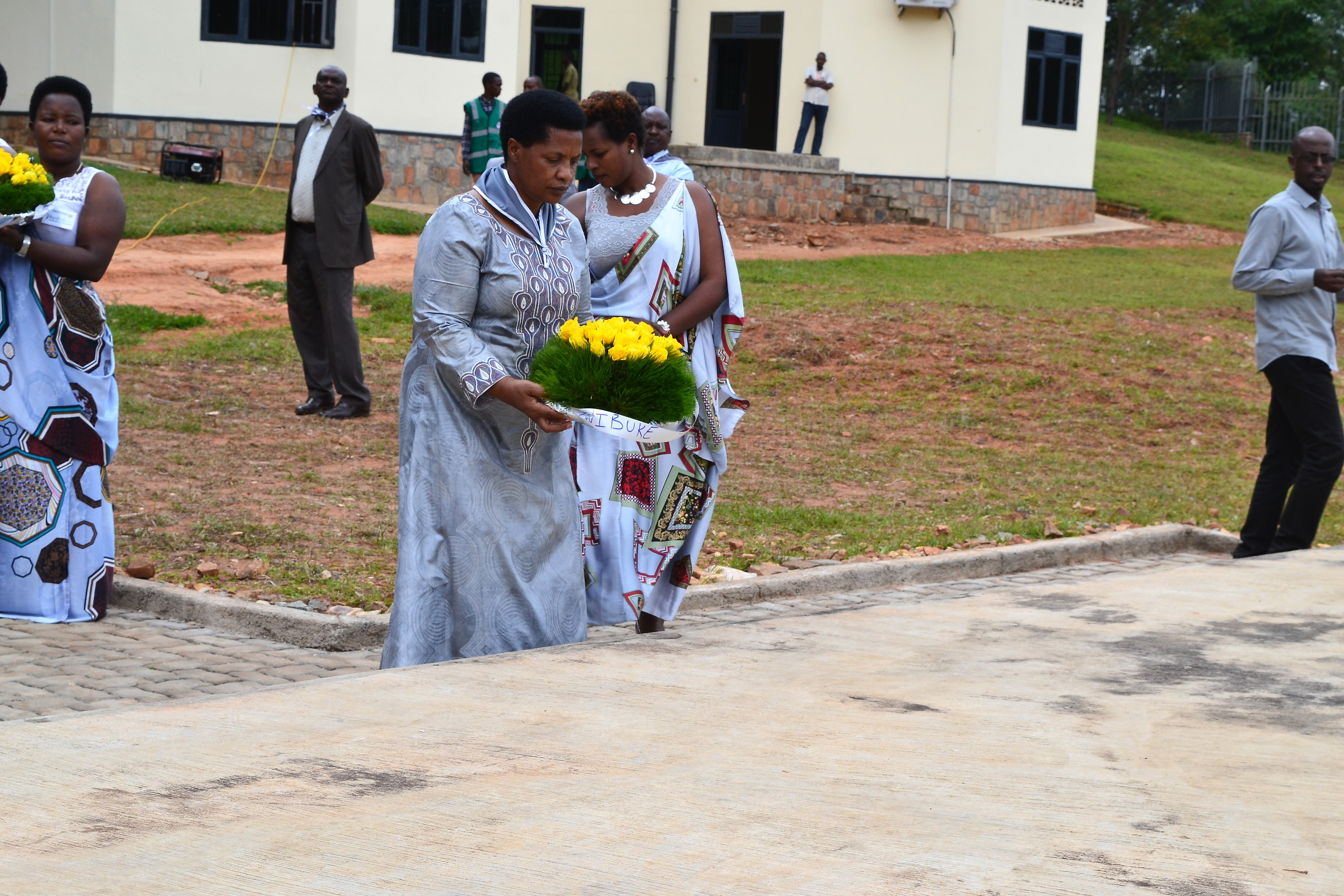 Guverineri Mureshyankwano ashyira indabo ku Rwibutso rwa Jenoside rwa Kabgayi
