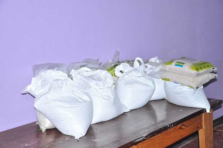 Muri Assemble de Dieu banaremeye abakirisitu batishoboye babaha amafunguro kugira ngo babashe no kuryoherwa n'ubunani.