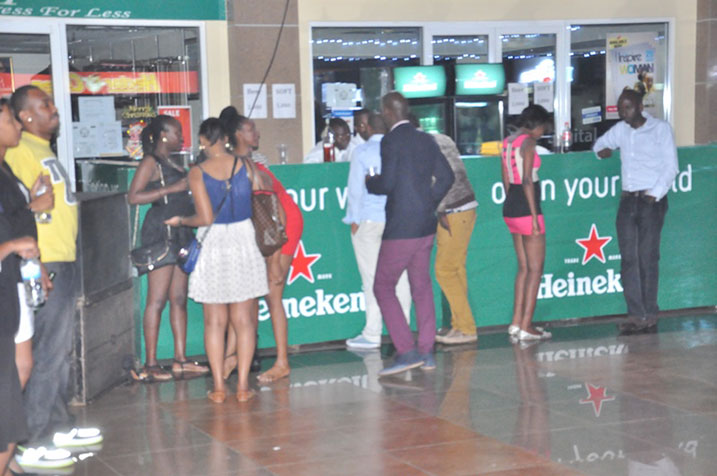 Muri Happy People hagaragayemo inkumi zambaye utujipo tugufi.