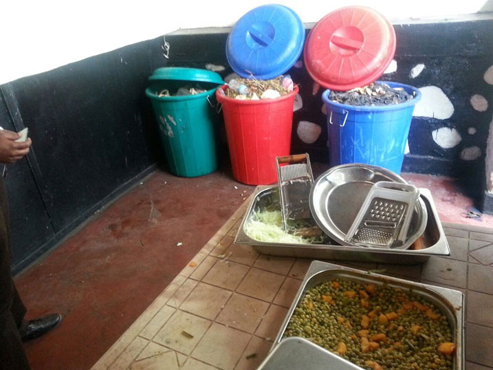 Muri Medi Motel ibiryo bihiye n'ibishingwe basanze bibikwa hamwe.