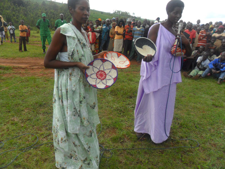 Abagore bagaragaje bimwe mu byo bakora mu rwego rwo kwiteza imbere. Utwo dukoresho ku isoko kamwe kagurwa amafaranga 5000.