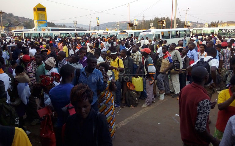 Muri gare ya Nyabugogo abantu bari ibihumbi n'ibihumbi bategereje imodoka ngo bajye kwizihiriza Ubunani iwabo 