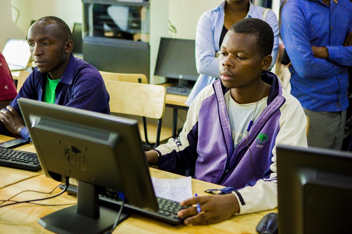 Abagana iki kigo bakoresha mudasobwa ifite internet ihagije