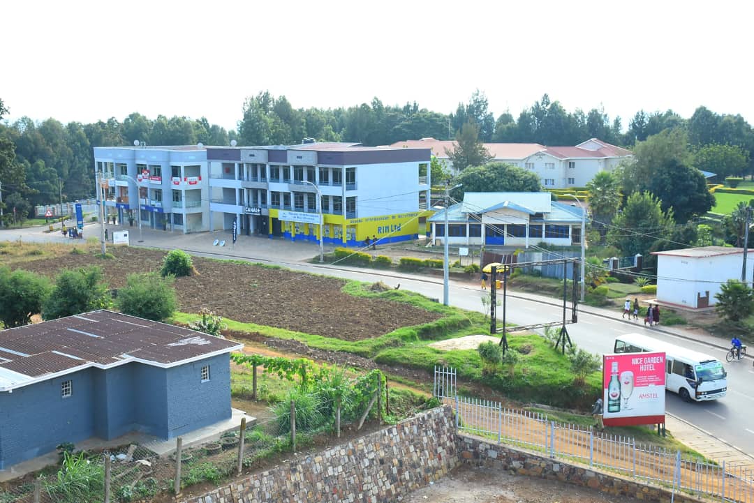 Muri karitsiye zitandukanye mu mujyi wa Gicumbi hari kuzamurwa inyubako zijyanye n'icyerekezo