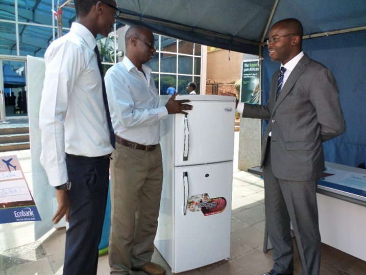Murwanashyaka ashyikirizwa firigo yatomboye muri Birashyushye na Ecobank.
