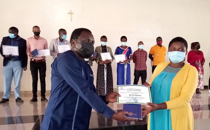 Gitifu w'Akagari ka Muhambara, Immaculée Muhimpundu, aguhembwa kenshi kwesa umuhigo wa mituweli kare