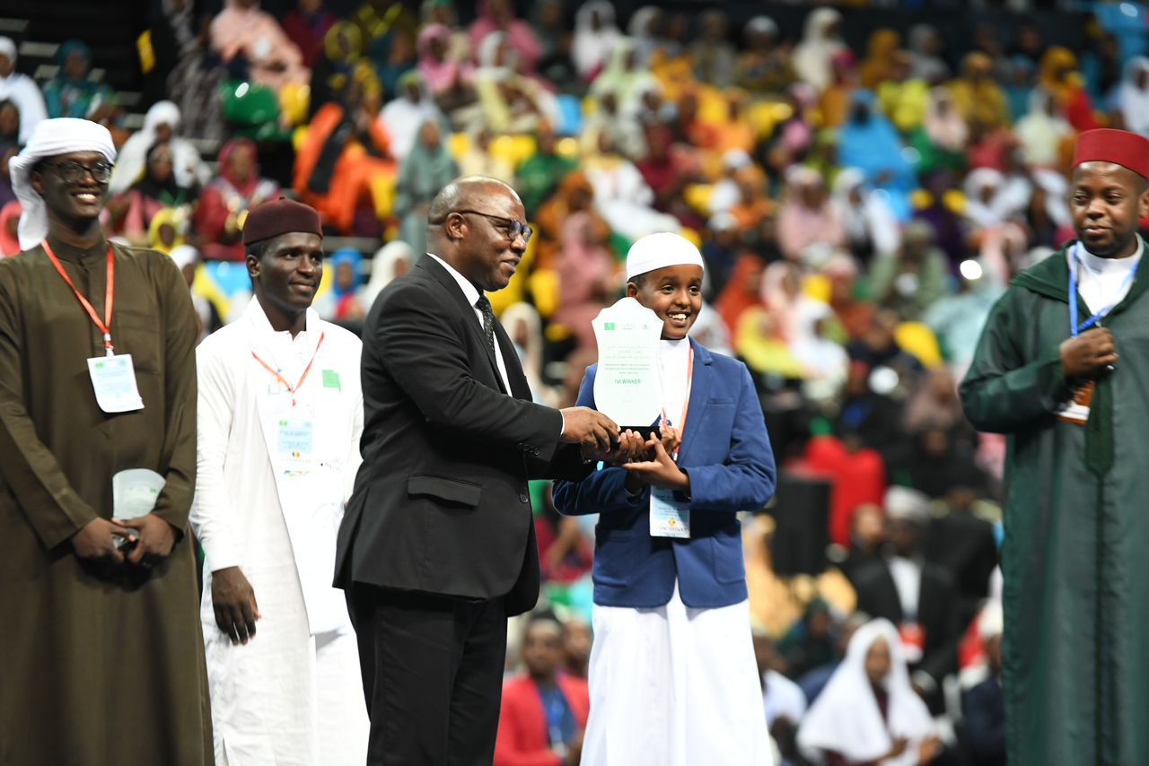 Abahize abandi mu gusoma Korowani bahawe ibihembo, umwana wo muri Uganda witwa Abdu Rahman Yassin ahabwa igihembo kiruta ibindi nk'uwahize abandi bose bitabiriye ayo marushanwa