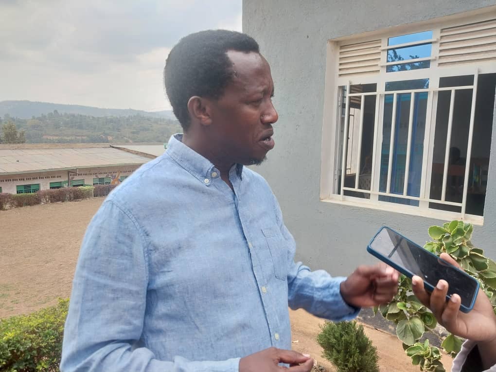 Musabyimana Albert avuga ko yababajwe n'uko abo hambere barimo n'abo mu muryango we hari amahirwe batabashije kubona, yiyemeza guhindura ayo mateka afasha mu myigire y'abana badafite ubushobozi buhanitse