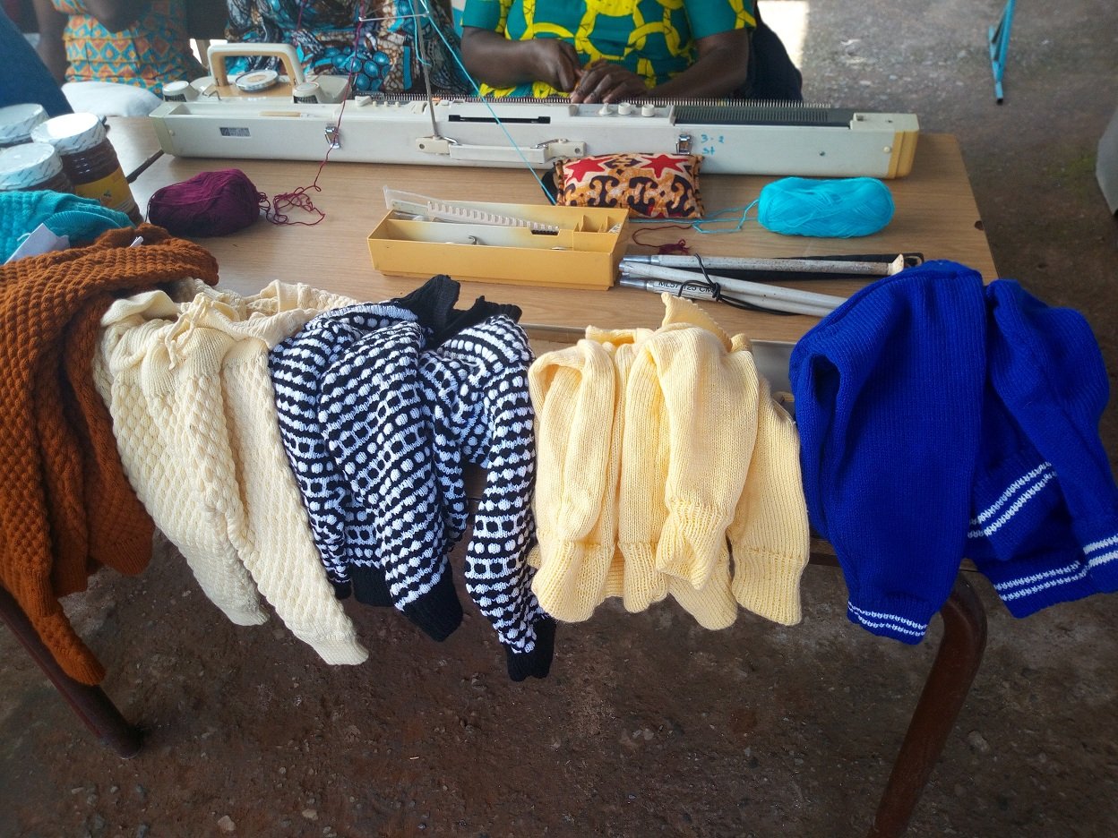 Musabyimana aboha imipira y'amoko atandukanye, akinjiza amafaranga