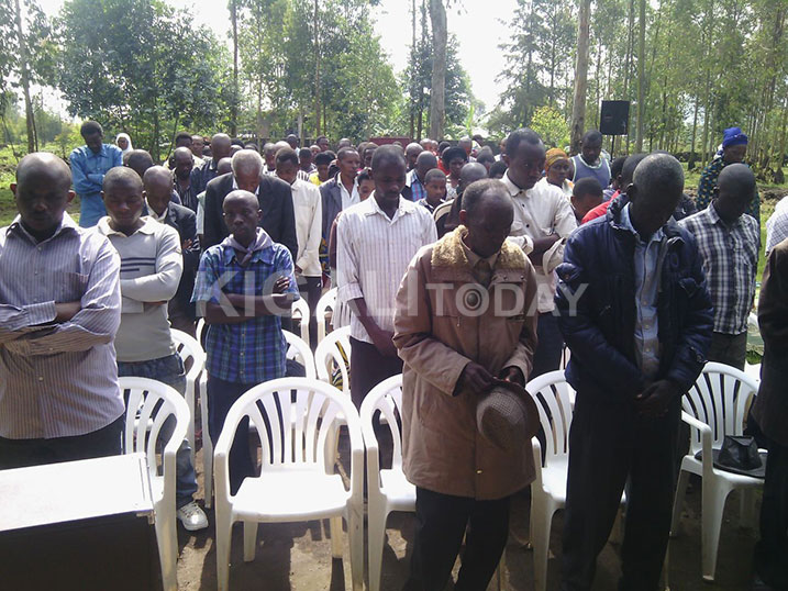 Abaturage bo mu Mudugudu wa Mwidagaduro mu Kagari ka Bukinanyana mu Murenge wa Cyuve mu Karere ka Musanze bafata umunota wo kwibuaka abazize Jenoside yakorewe abatutsi.