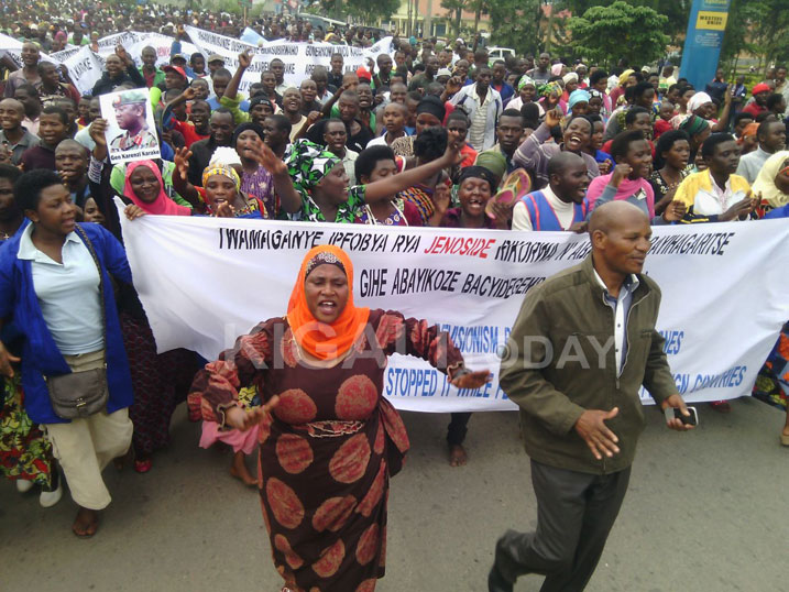 Aha ni mu Karere ka Musanze. Buzuye imihanda basaba Ubwongereza kurekura Lt Gen Karake Karenzi.
