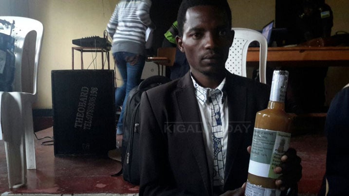 Nezimana w'i Musanze yihangiye umushinga wo gukora inzoga n'umutobe mu bijumba. Aha yari afite icupa ririmo inzoga akora mu bijumba 