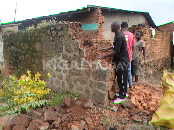 Abaturage bagomba gusenya inyubako zabo kubera umuhanda basaba ko bahabwa ingurane mbere yo gukora umuhanda.