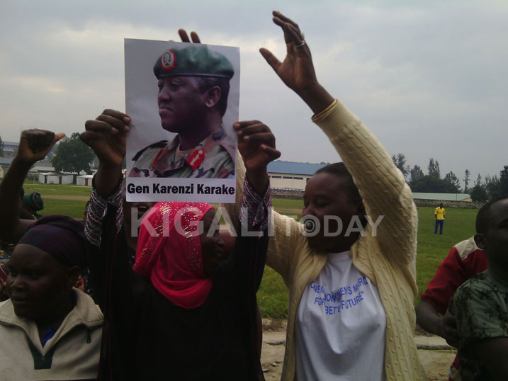 i Musanze abigaragambya baragendana ifoto ya Lt Gen Karake Karenzi basaba ko arekurwa.