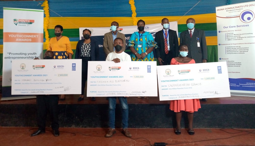 Ba rwiyemezamirimo batatu bafite imishinga igaragaza udushya bahawe ibihembo
