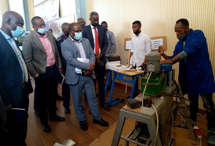 Aha Uwimbabazi arerekana uko akoresha iyo mashini mu gutunganya ibisigazwa by