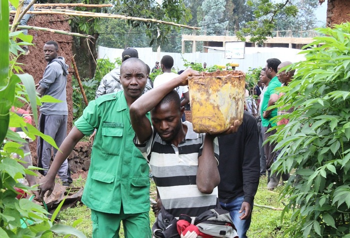 Abaturage bo mu Karere ka Musanze bifatanyije n'abayobozi kubakira utishoboye