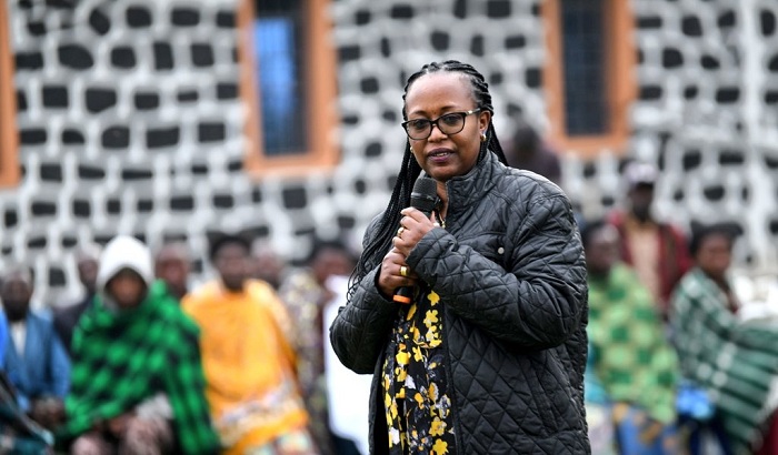 Minisitiri Ingabire aganira n'abaturage