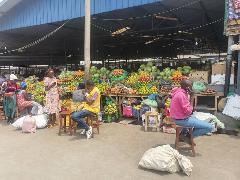 Abacururiza mu isoko ry'ibiribwa rya Musanze barinubira amafaranga y'umurengera bakwa