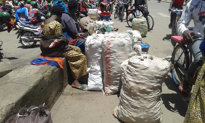 Aba bavuye kurangurira ibiribwa mu isoko rya Kariyeri, bategereje imodoka ibacyura mu cyaro