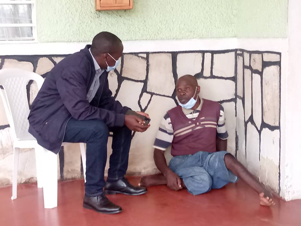 Meya Ramuli Janvier yakira umuntu ufite ubumuga bw'ingingo, amusanze hasi