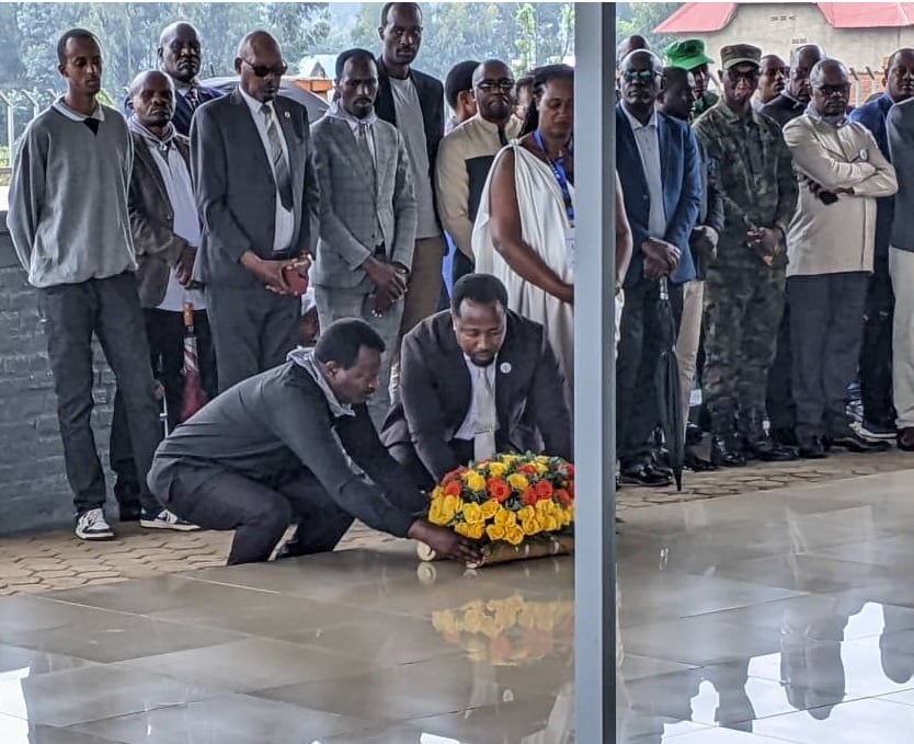 Mu Kwibuka ku nshuro ya 30 Jenoside yaAbitabiriye iki gikorwa bunamiye banashyira indabo ku mva y'Urwibutso rwa Jenoside yakorewe Abatutsi rwa Busogo