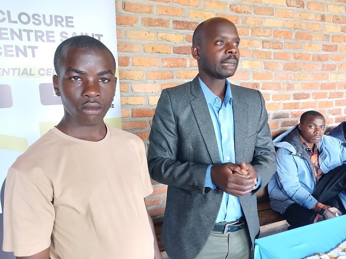 Ndungutse hamwe n'umwana w'umuhungu arera avuga ko hari byinshi byarushijeho kuba byiza kubera kumwitaho