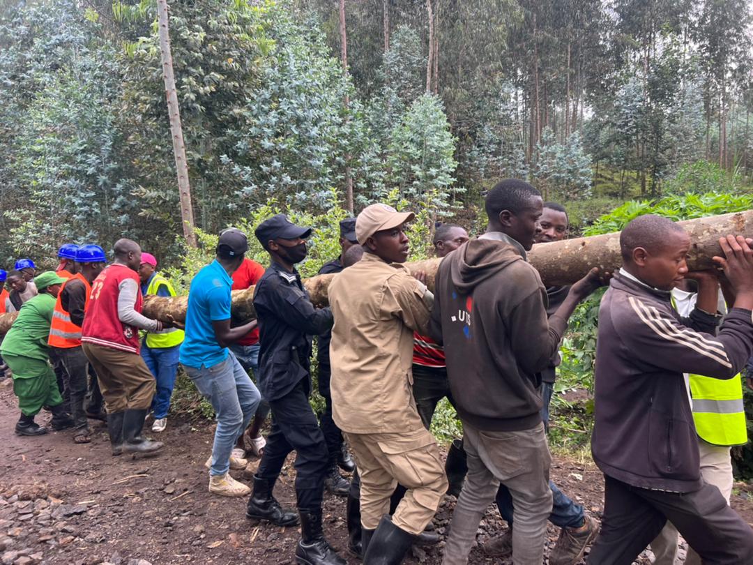 Abanyamusanze bakomeje gufatanya n'ingabo na Polisi mu kwiyubakira ibiraro