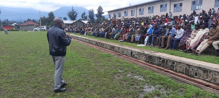Minisitiri Gasana aganira n'abaturage, yabijeje ko umutekano w'u Rwanda urinzwe bihagije
