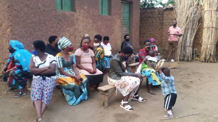  Mu birori bamwe bari bicaye hanze abandi bari mu nzu