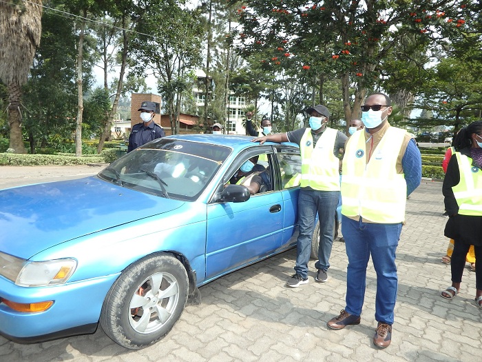 Andrew Rucyahana Mpuhwe umwe mubitabiriye umuhango wo gushyikiriza urubyiruko rw'abakorerabushake imodoka