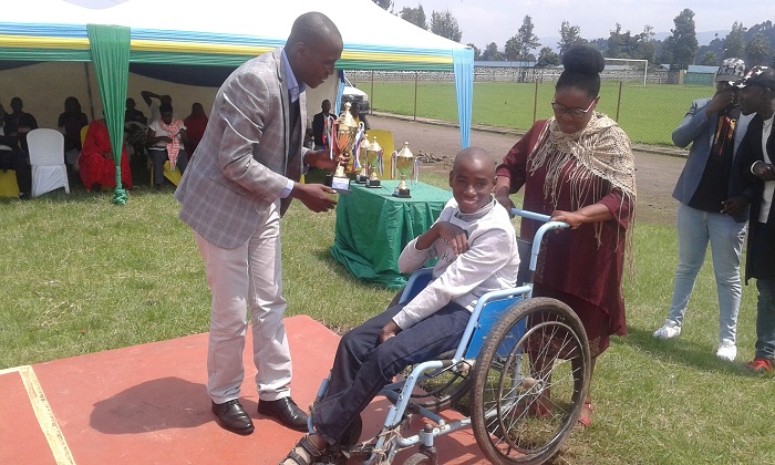 Meya Ramuli yishimira igikombe cy'abana bafite ubumuga bwo mu mutwe batwaye mu mukino wa Boccia 
