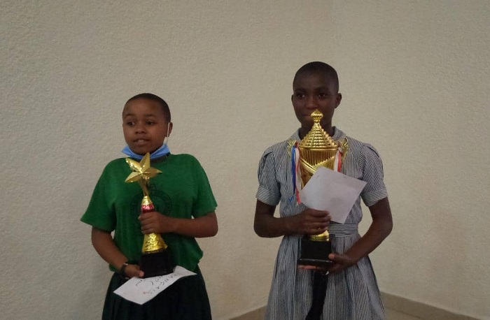 Bamwe bahawe ibikombe mu marushanwa aheruka