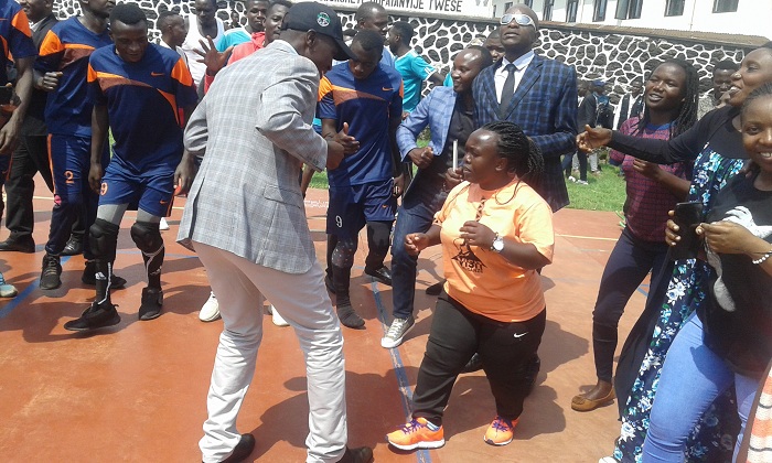Bacinye akadiho bishimira ibyo bagezeho