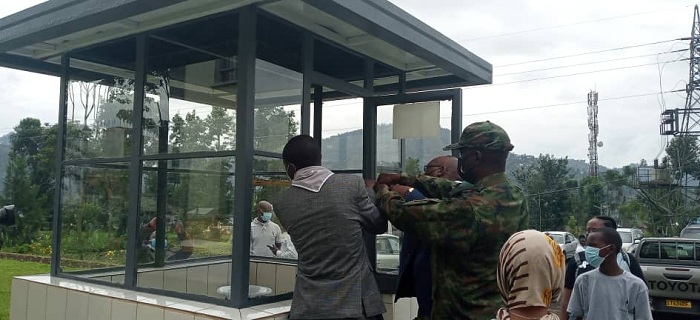 Bamwe mu bayobozi bafatanyije gucana urumuri rw
