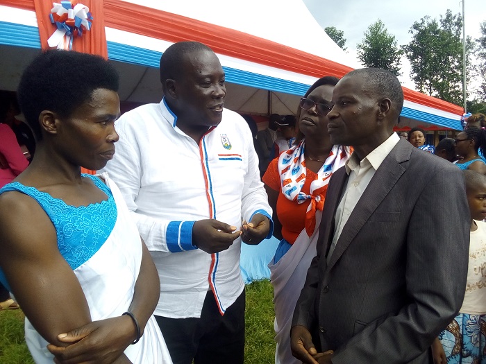 Uwari warataye urugo (Karekezi) yagarukiye umugore we. Hano baganiraga na Guverineri Gatabazi