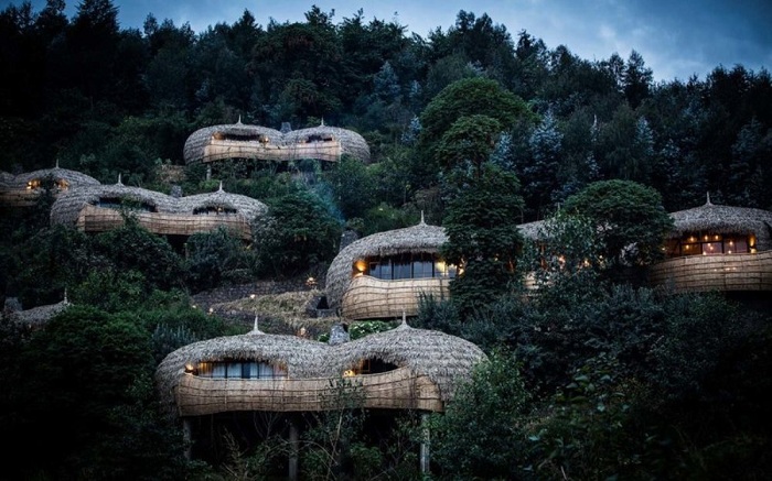 Amahoteli akomeye ari mu byongerera agaciro Musanze. Iyi Hoteli yitwa Bisate Eco Lodge isakaje ibyatsi ikaba yubatse mu ishusho y'ibirunga