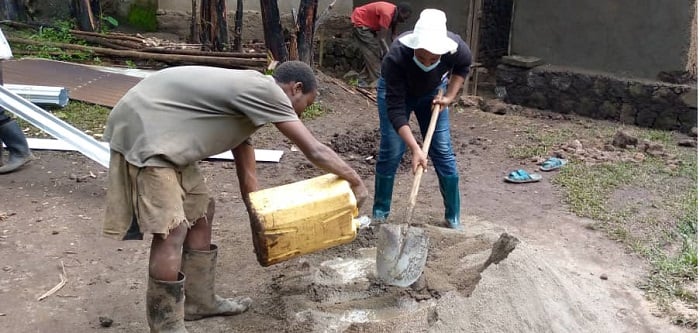 Uwayisenga (wambaye ingofero) mu muganda wo kubakira abatishoboye