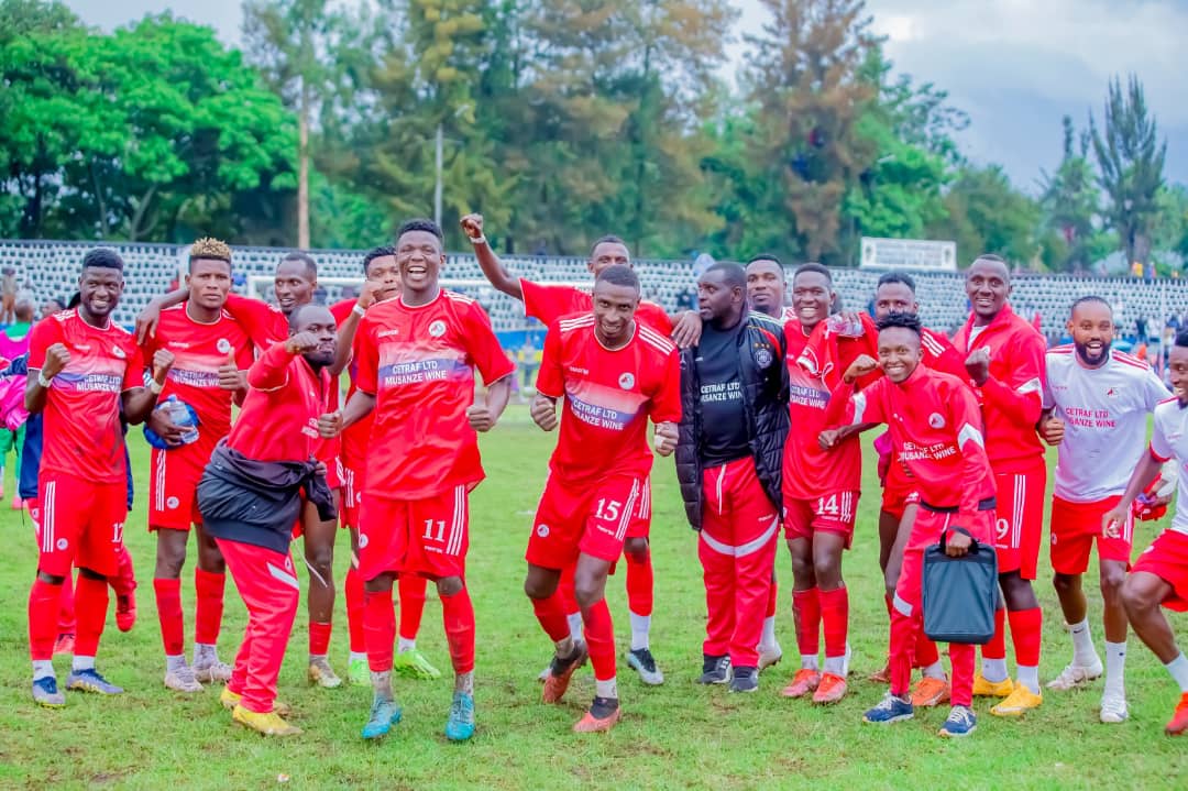 Nyuma y'umukino bafashe ifoto izabibutsa ko batsinze Rayon Sports bagakomeza kuba aba mbere muri shampiyona