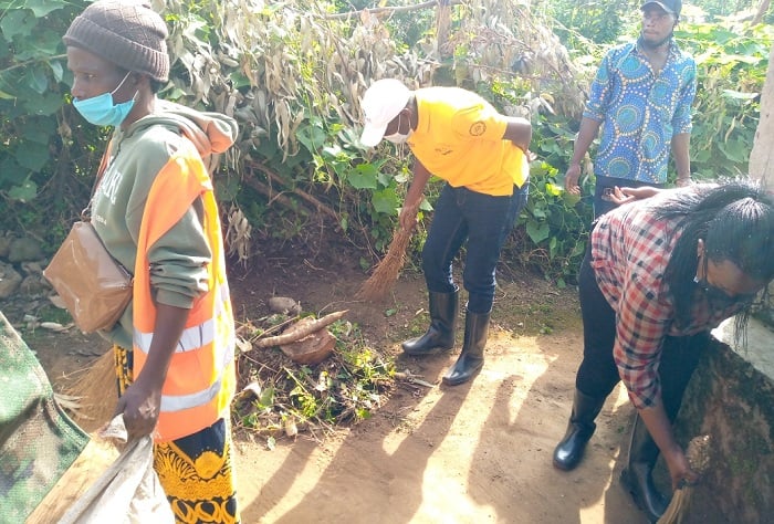 Nyuma yo gusanga umwanda muri uru rugo, abayobozi baharuye ibyatsi batema ibihuru baranakubura ngo barukize uwo mwanda
