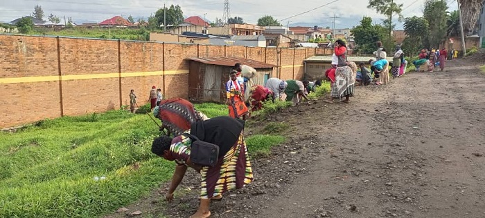 Abaturage bafatanyije gukura imyanda igaragara mu bice binyuranye mu mujyi wa Musanze 
