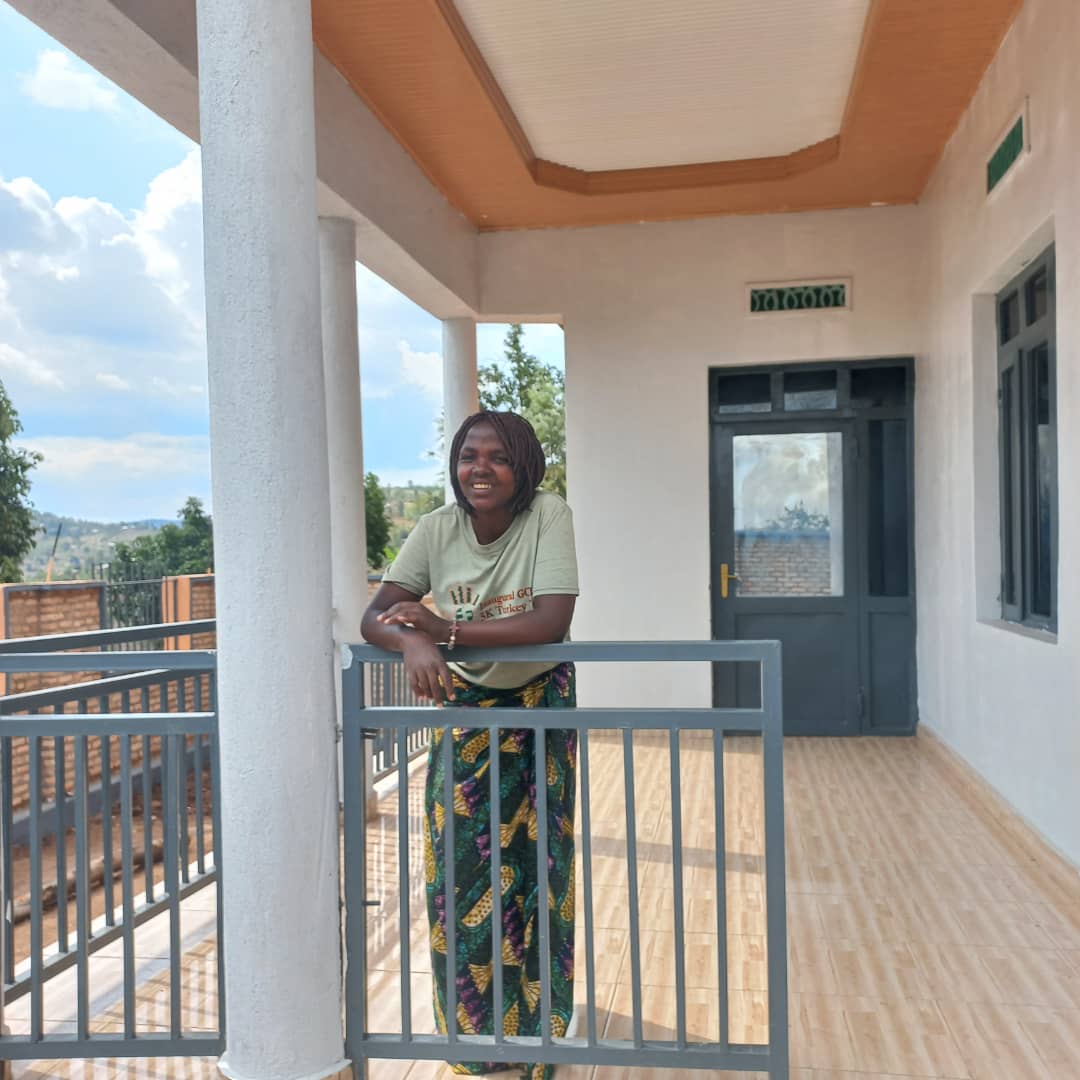 Musengamana yishimiye inzu yubakiwe